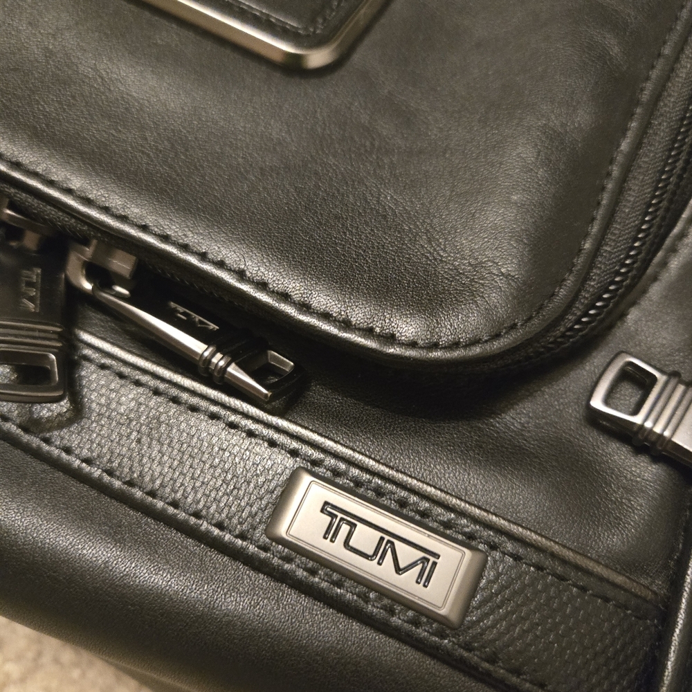 Tumi Leather Hanging Travel Kit - Picture 3 of 9